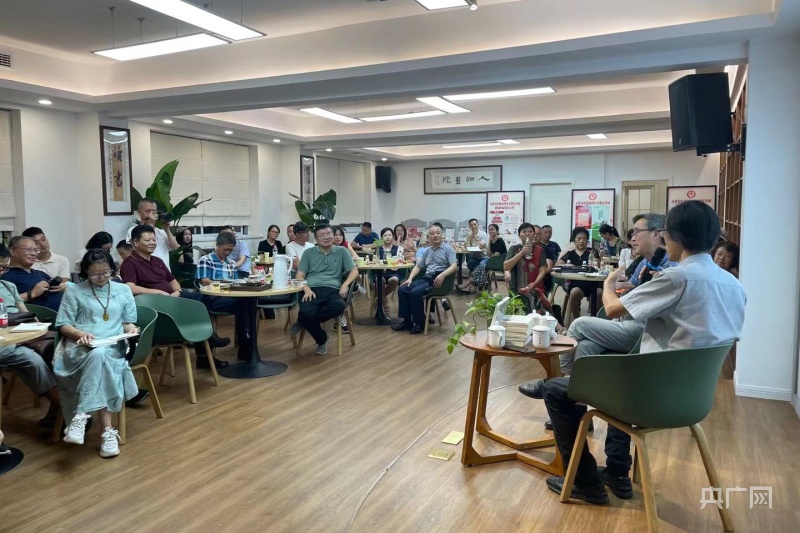 分享会现场，文学爱好者齐聚人和书院（央广网发 白刁尹摄）